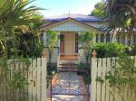 A COZY COTTAGE WITH THAT CLASSIC QUEENSLANDER LOOK!
