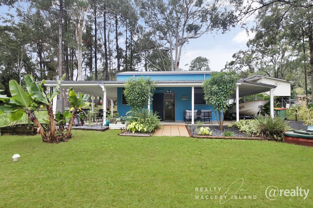BEAUTIFULLY RENOVATED BEACH-STYLE RETREAT IN PEACEFUL LEAFY SETTING