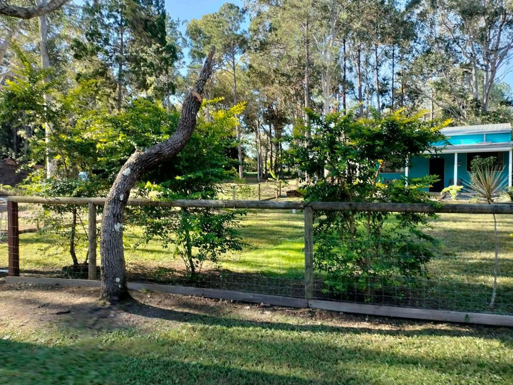BEAUTIFULLY RENOVATED BEACH-STYLE RETREAT IN PEACEFUL LEAFY SETTING