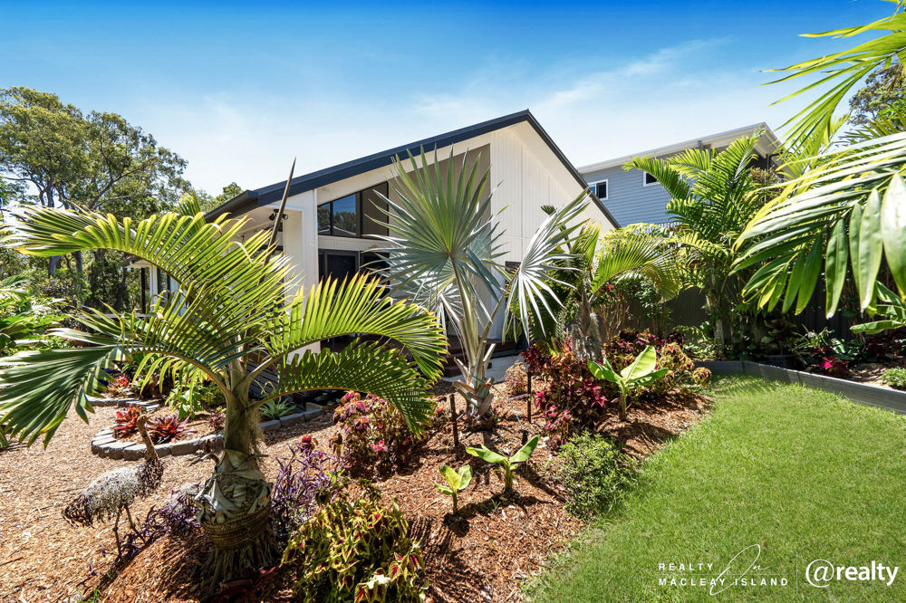 TROPICAL ISLAND LIVING WITH WATER GLIMPSES & ENTERTAINING RETREATS