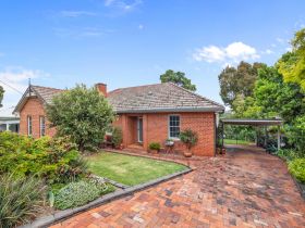 ELEGANT ART DECO HOME IN EAST TAMWORTH!