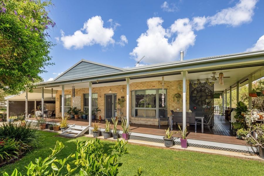 EXPANSIVE VERANDAS, GLORIOUS VIEWS, PLENTY OF SPACE TO ENJOY...