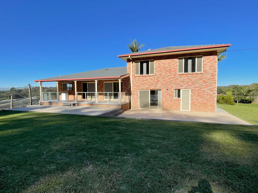 SPACIOUS FAMILY HOME IN PEACEFUL BONVILLE SETTING