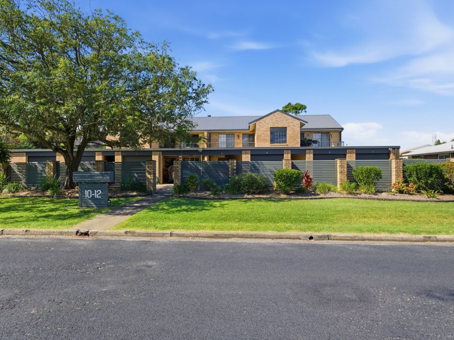 STYLISH FULLY RENOVATED 2-BEDROOM UNIT - PRIME COASTAL LOCATION...