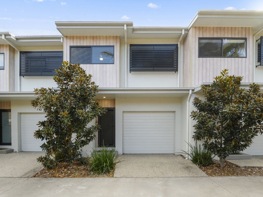 MODERN TOWNHOUSE CLOSE TO THE BEACH