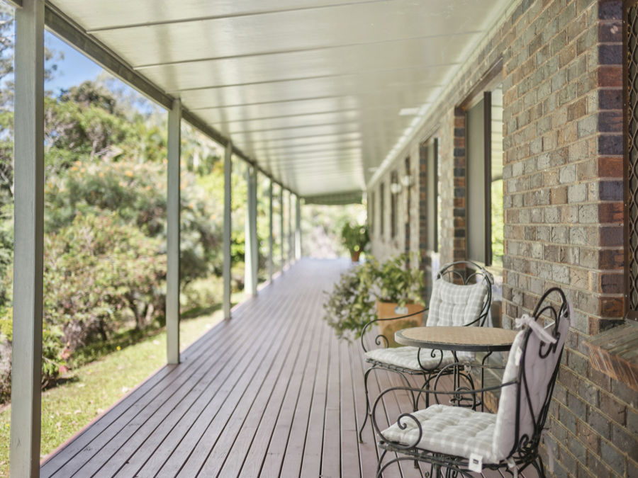 COUNTRY LIVING AT IT'S BEST...