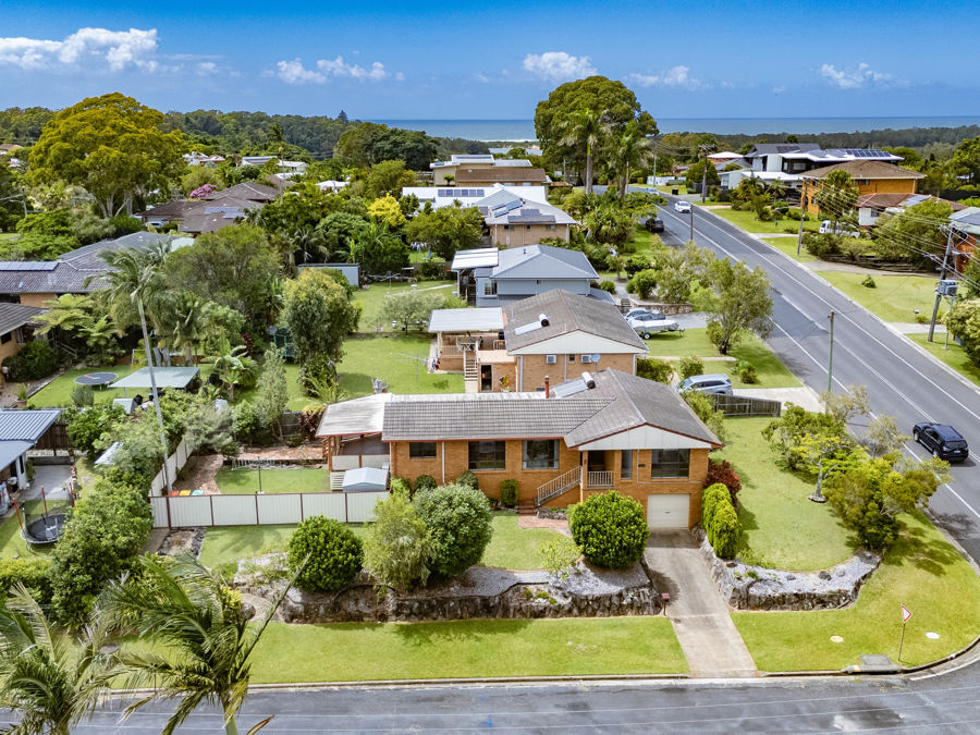 ELEVATED SAWTELL LIVING WITH MOUNTAIN VIEWS...
