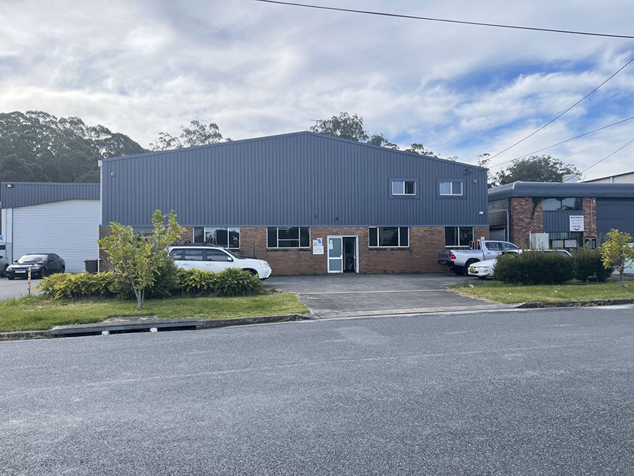 HIGH CLEARANCE WAREHOUSE WITH SECURE YARD