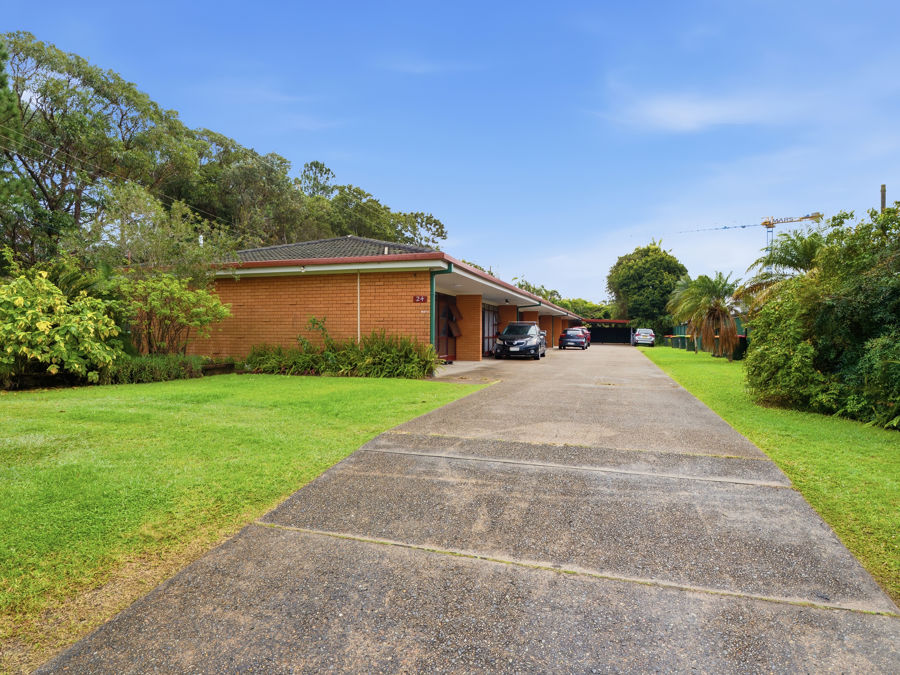 COASTAL UNIT IN A CONVENIENT SPOT-CLOSE TO THE BEACH AND LOCAL CLUB...