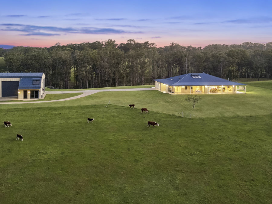 DUAL TITLE ACREAGE WITH ARCHITECT-DESIGNED HOME | 73.76HA IN VALLA...