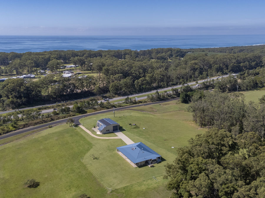 DUAL TITLE ACREAGE WITH ARCHITECT-DESIGNED HOME | 73.76HA IN VALLA...