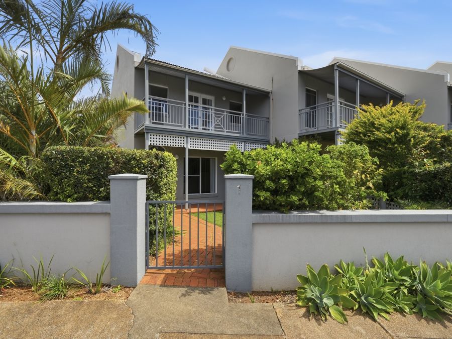 THREE BEDROOM COASTAL TOWNHOUSE