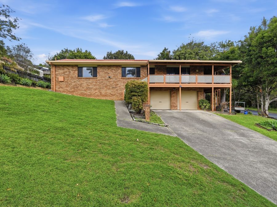 ELEVATED LIVING WITH HUGE WORKSHOP & CARAVAN PARKING....