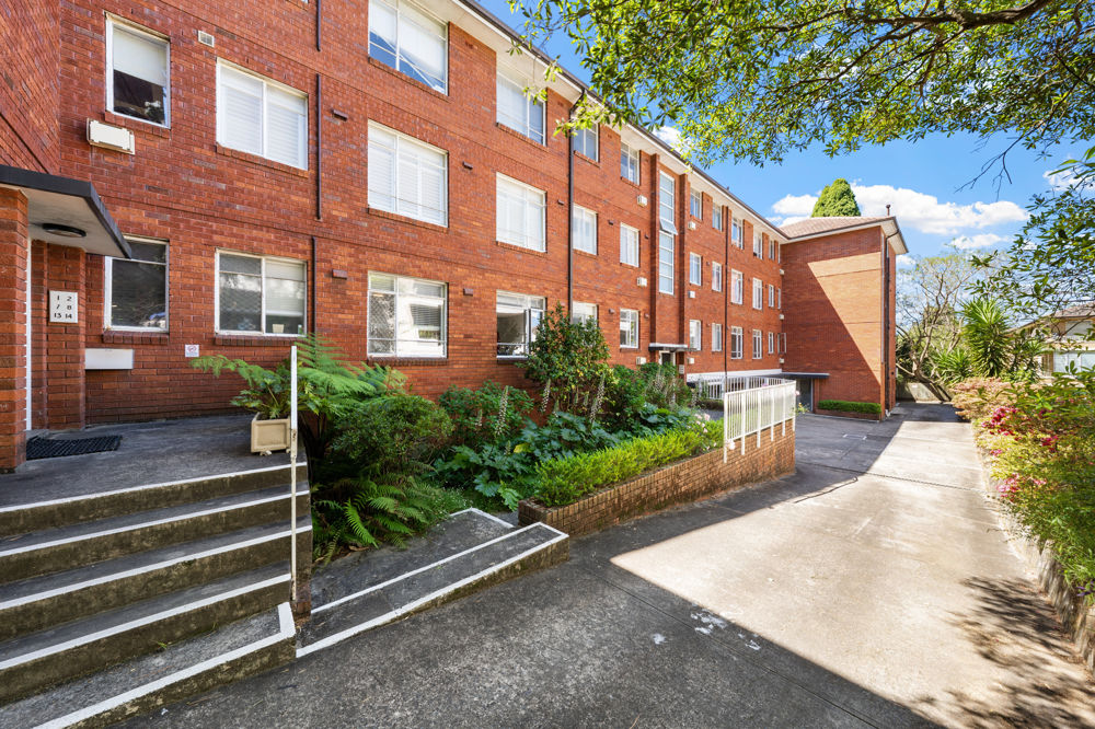 TWO BEDROOM APARTMENT OVERLOOKING FOREST PARK