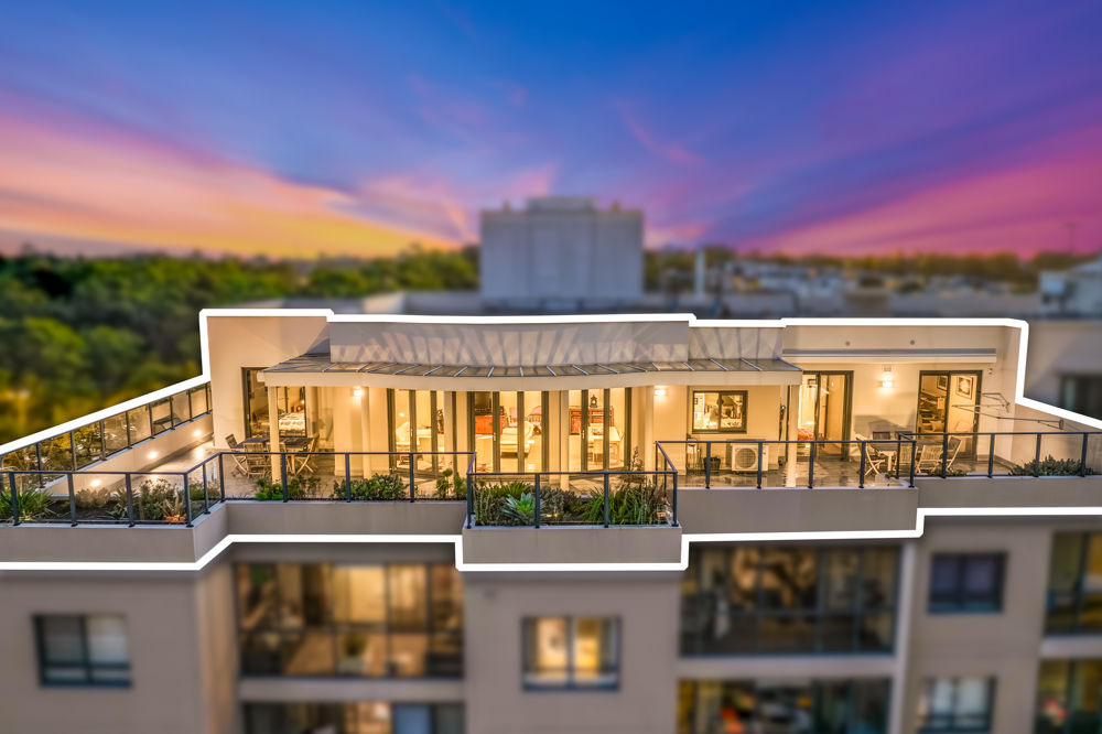 LUXURIOUS, TOP FLOOR, THREE BEDROOM PENTHOUSE APARTMENT