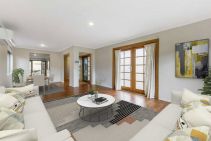 MODERN FAMILY HOME WITH AIRCONDITIONING AND GAS COOKING!