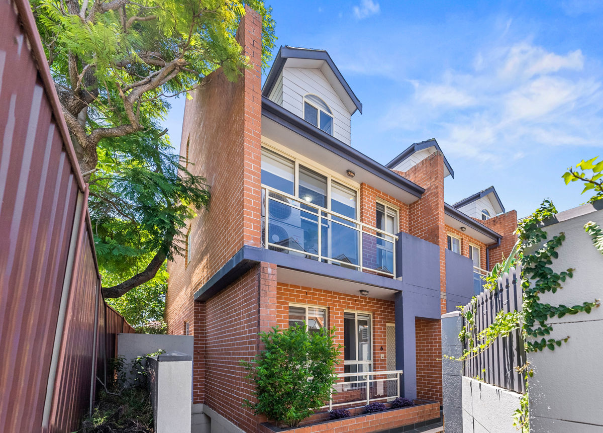 MODERN 3-BEDROOM TOWNHOUSE