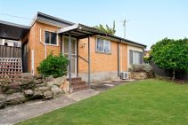 1 BEDROOM GRANNY FLAT WATER AND LAWNS INCLUDED