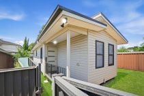 PRIVATE GRANNY FLAT WITH UNDERCOVER PARKING