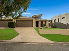 IMMACULATELY PRESENTED DUPLEX OPPOSITE PARKLAND &NDASH; PEACEFUL CUL-DE-SAC LIVING WALK TO ROBINA TOWN CENTRE