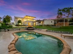 STUNNING CONTEMPORARY CLASS &NDASH; DUAL LIVING ON USEABLE ACREAGE