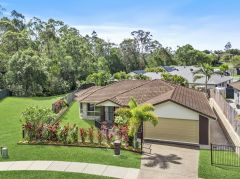 SPACIOUS FAMILY LIVING IN A PEACEFUL HINTERLAND SETTING