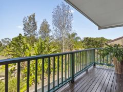 SPACIOUS 3 BED TOWNHOUSE (END POSITION) IDEAL CARRARA LOCATION &NDASH; HUGE &LSQUO;VALUE ADD&RSQUO; POTENTIAL MASSIVE BACKYARD