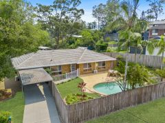 YOUR CHANCE TO CALL MUDGEERABA HOME &NDASH; SET ON &FRAC14; ACRE PLUS!!
