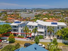 GROUND FLOOR 3 BEDROOM APARTMENT WITH PRIVATE YARD.