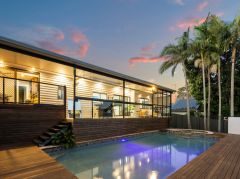 STUNNING FAMILY HOME BACKING DIRECTLY ONTO PALMER GOLF COURSE