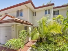BEAUTIFULLY REFRESHED 3 BED 2.5 BATH TOWNHOUSE PREMIER POSITION IN CENTRAL GATED COMMUNITY 100 METRES FROM FULL SERVICE LOCAL SHOPPING CENTRE