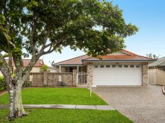 RARE SINGLE LEVEL LIGHT AND BRIGHT DUPLEX ON LARGE BLOCK