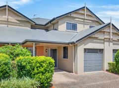 LUXURY GOLF COURSE LIVING &NDASH; NEWLY RENOVATED WITH DESIGNER FINISHES IN PARADISE SPRINGS