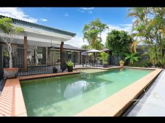 BEAUTIFUL BRIGHT & AIRY OPEN PLAN LIVING + ENTERTAIN IN COMFORT STYLE & PRIVACY IN POPULAR MERRIDOWN ESTATE - CENTRAL GOLD COAST