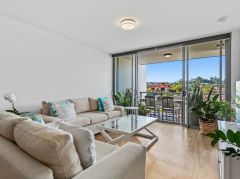 LIGHT-FILLED LAKESIDE LIVING WITH PERFECT NORTHERN ASPECT