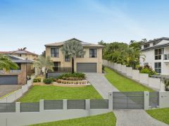 LARGE FAMILY HOME WITH GOLD COAST SKYLINE VIEWS