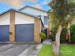 UPDATED & BEAUTIFULLY PRESENTED TOWNHOUSE IN CENTRAL & CONVENIENT LOCATION - PARKLAND OUTLOOK - NOTHING TO DO, JUST MOVE IN!