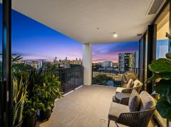 STUNNING 3 BED APARTMENT W RARE RIVER AND CITY VIEWS