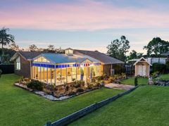 STANDOUT ENTERTAINER WITH HUGE FLORIDA ROOM ON A USABLE 831SQM