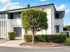 SPACIOUS EXECUTIVE TOWNHOUSE - STYLISH LOW MAINTAIN LIVING IN CENTRAL GOLD COAST LOCATION