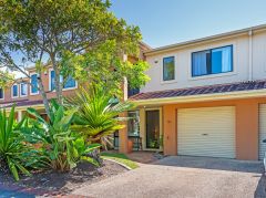 CHARMING RENOVATED TOWNHOUSE IN PRIME LOCATION