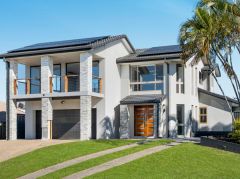 FAMILY HOME + POOL, ELEVATED POSITION WITH 180-DEGREE GC SKYLINE VIEWS PERFECT POSITION CLOSE TO ALL AMENITIES A MUST INSPECT!