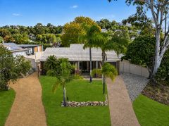 NEAT, CHIC 3 BED (COULD BE 4) 1 BATH SINGLE LEVEL BRICK & TILE HOME LOCATION CANNOT BE BEATEN&HELLIP;WALK TO RESTAURANTS, SHOPS & SERVICES