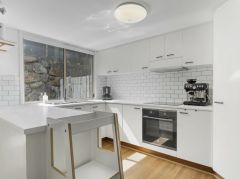 BEAUTIFULLY UPDATED TOWNHOUSE IN A SOUGHT AFTER LOCATION