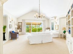 LUXURY SINGLE-LEVEL LIVING IN A BLUE-CHIP ROBINA ADDRESS