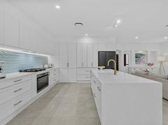 FAMILY RETREAT WHERE MODERN DESIGN MEETS TRANQUIL BUSHLAND LIVING