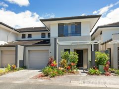 STYLISH TOWNHOUSE IN PRIME LOCATION