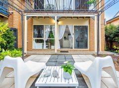 ROOM TO BREATHE, NO ONE BEHIND YOU: MUDGEERABA LIVING AT ITS BEST