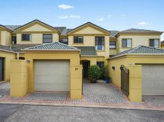 RELAXED TOWNHOME IN ROBINA - SPACIOUS SECURE & PRIVATE LIVING IN SOUGHT-AFTER CORONATION GARDENS - MOVE IN BEFORE XMAS!