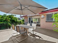 3 BED 2 BATH APARTMENT + MASSIVE ENTERTAINMENT DECK EASY 7 MIN STROLL TO FABULOUS SURFERS PARADISE BEACH & PRECINCT